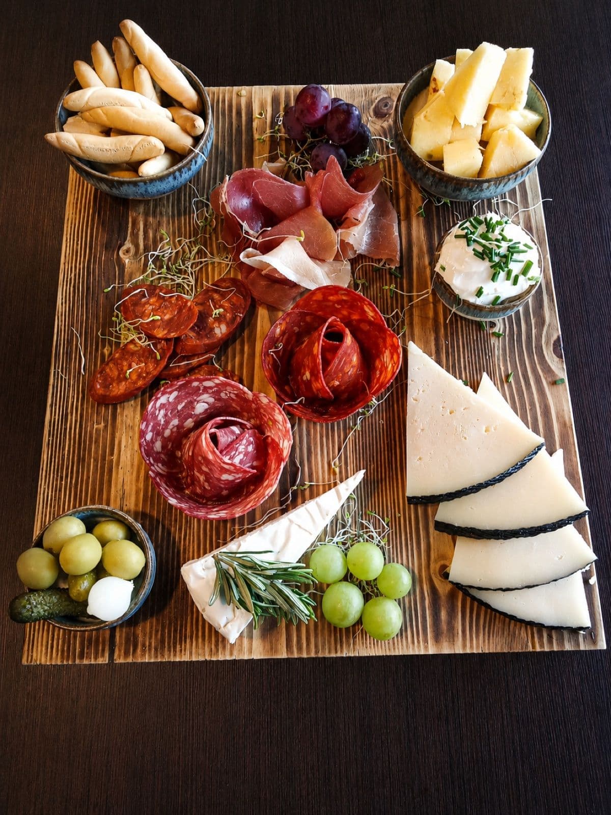 Charkbricka — ost, charkuterier, säsongsfrukt och olivolja
